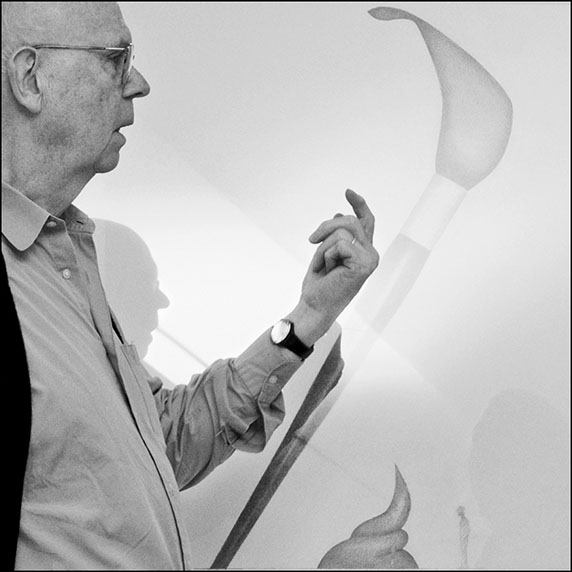 photo of sculptor Claes Oldenburg, Pennsylvania Academy of the Fine Arts, Philadelphia. Linda Johnson Photography, Linda Johnson Photographs